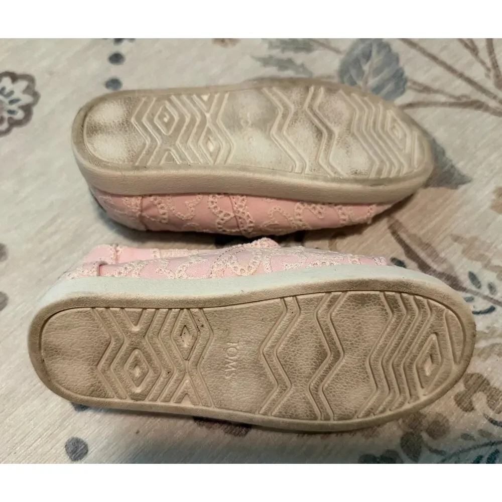 TOMS Kids Alpargata Classic Slip On Shoes Pink Hearts Eyelet Lace Size 8